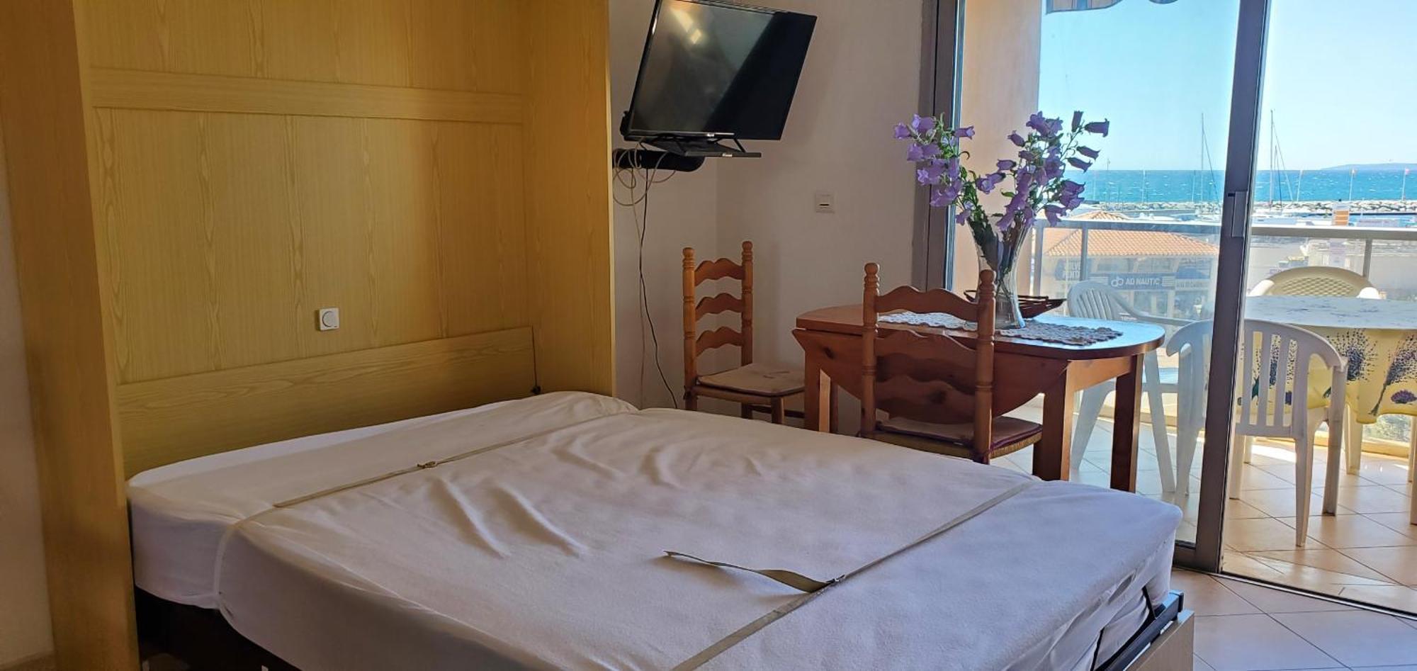 Appartement Le Capitole Vue 27m2 Les Pieds Dans Leau 2 Adultes 2 Enfants Clim Et Garage Fréjus